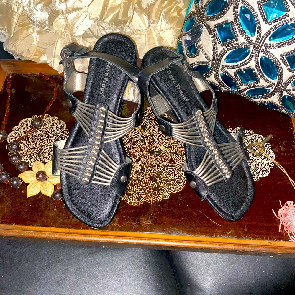Bare trap sandals